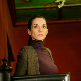 ...své oběti tak nabodává na kůl, zavírá nahé do železné klece či udí zaživa.
