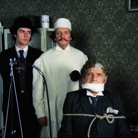 Snímek vznikl na motivy divadelní hry Vražda v salonním coupé. Na fotce z filmu jsou Marek Brodský, Milan Klacek a Jiří Kodet.
