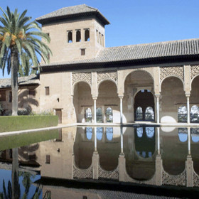 V Alhambře postavili Maoři důmyslný zavlažovací systém. Díky tomu jsou okolní zahrady plné nejrůznějších živočichů. 
