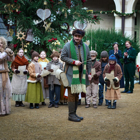 ...v hlavních rolích uvidíme Vojtu Kotka, Terezu Rambu a Aňu Geislerovou.
