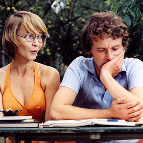 „Byt nemáš...vařit neumíš...hezká taky moc nejsi.“

„Krasavče!“
