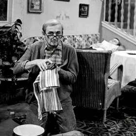 Natáčení seriálu bylo ukončeno poté, co herci odmítli politizaci pořadu. 
