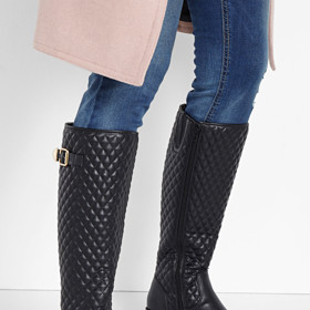 Kozačky v prošívaném vzhledu, 999 Kč.