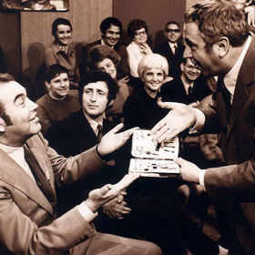 „Moudrost nepřichází vždy s věkem. Někdy věk přichází sám.“
