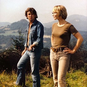 „Zato u vás je volů dost, co?“
„Volové jdou v útlém věku na jatka.“
„A že vás nechali vyrůst...“
