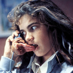 Režisér Wes Craven se při psaní scénáře inspiroval sérií záhadných úmrtí. Postižení umírali s křikem a ve spánku. 
