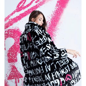 Černý zimní vzorovaný kabát z umělého kožíšku, 7250 Kč.