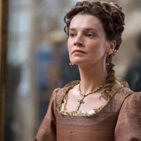 V seriálu Versailles ztvárnila Madame de Maintenon herečka Catherine Walker.
