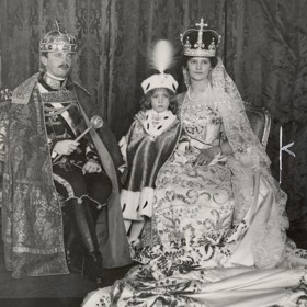 Karel se svým nejstarším synem, korunním princem Otou.
