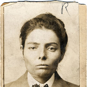 Laura Bullion. Jako by jí lhostejnost a krutost čišela přímo z očí. 
