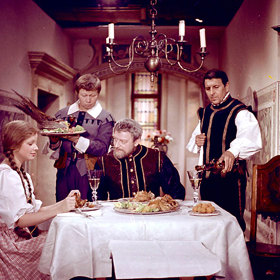 Pan Vok je po smrti mladé manželky v depresi a všichni okolo něj se ho snaží něčím rozveselit...
