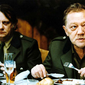 Jiří Menzel sehnal pro Slavnosti sněženek opravdu výtečné herce. Ve filmu se objevili - Rudolf Hrušínský, Josef Somr, Jaromír Hanzlík, Petr Čepek, Libuše Šafránková. Ale hrají zde i režiséři Jiří Krejčík a František Vláčil.