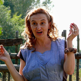 Hrdinové filmu mají totéž příjmení jako jejich předchůdci – Hanákovi.
