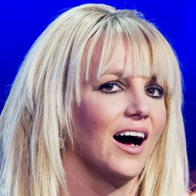 Vzpomínáte na její videoklip k písni Criminal? Britové byli tehdy tak naštvaní, že neměli chuť ani na svůj čaj o páté. Jak si to představuje, že točí na místě nechvalně proslulých nepokojů a ještě takovou tématiku?
