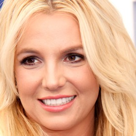 Britney na aukci. Kadeřnice, v jejímž salónu si zpěvačka oholila hlavu, dala všechny předměty, kterých se dotkla, na ebay. Balíček tvořil vlasy, nedopitý Redbull a cigaretový nedopalek. Cena byla 1 milion dolarů.
