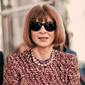 Anna Wintour je šéfredaktorkou časopisu Vogue. Je přísná a nebere si žádné servítky.
