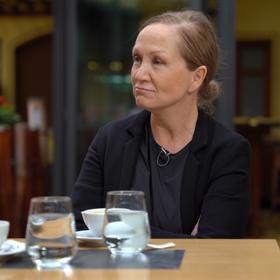 Bára Basiková je zpěvačka s nezaměnitelným hlasem. Kromě toho ale napsala i knihu a nově se pustila do blogování. 
