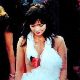 Záliba ve výstředních kostýmech zřejmě vychází z její minulosti, kdy se angažovala v punkových kapelách. 
