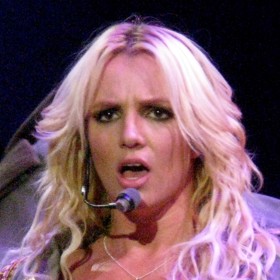 Mezi její bývalé patřil herec Colin Farrell, Jared Leto a Fred Durst.
