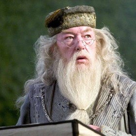 „Slova jsou, podle mého ne tak skromného názoru, naším největším nevyčerpatelným zdrojem magie. Schopná způsobovat zranění i napravovat je.“