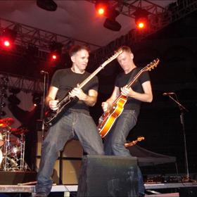 Ač sám skončil školu v 15 letech, založil nadaci, která pomáhá mladým lidem dosáhnout na odpovídající vzdělání. 
