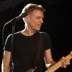 Bryan Adams je kanadský rockový zpěvák, kytarista a skladatel. 
