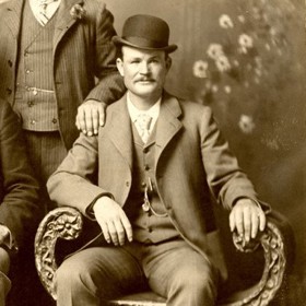 Butch Cassidy. Proslulý lupič a pistolník. Kumpán Bena i Laury.
