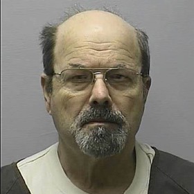 Seriál Pád se inspiroval vraždami šíleného Dennise Radera, který své oběti škrtil, svazoval a mučil. 
