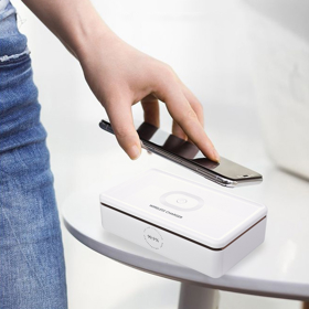 Multifunkční UV sterilizátor Deveroux MS1688-8 je vybaven UV lampami, které zbaví povrchy vložených předmětů během maximálně 5 minut až 99,9 % bakterií a virů.