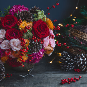 Ještě, než květinu umístíte do vázy, pečlivě zbavte stonek přebytečných listů. 