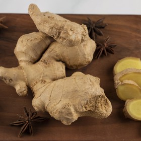 Oddenek zázvoru má také bohaté uplatnění v přírodní medicíně. Dezinfikuje, působí proti virům. Na prohřátí organismu ho můžete využít třeba ve čtvrthodinové lázni. 