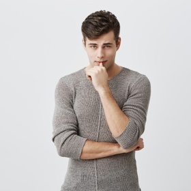 5. Když dojde na práci, mlčí! Jasně, toto téma může být někdy nudné. To ovšem neznamená, že vás partner musí pokaždé odbýt jedním slovem. Nechce se o práci bavit? Začněte se zajímat o jeho kolegy. A zejména o kolegyně…