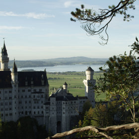 Neuschwanstein byl několik let sídlem Ludvíka II. Bavorského. Tedy doté doby, než jej nechali prohlásit za blázna a zbavit moci.
