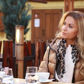 Hostem talk show Na kafeečko je tentokrát herečka a zpěvačka Ivetta Blanarovičová. 
