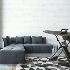 Speciální aktivní žehlicí prkno Laurastar Smart U obsahuje parní generátor a vzduchový ventilátor.