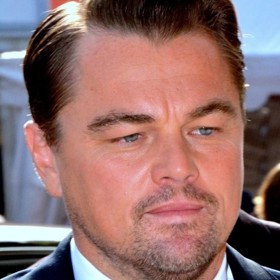 Dle novinářů, kteří měli možnost s hercem dělat rozhovor, je velmi nudný. Dokáže prý mluvit jenom o přírodě.
