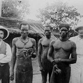 Za nesplnění pracovních kvót se dětem usekávaly ruce.
