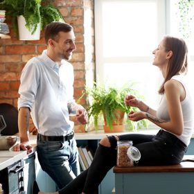 3. Začne vás znenadání obdarovávat! Možná je to jen důsledek vaší poslední konverzace, při níž jste si vyjasňovali věci a vyslovovali přání. Pak je to v pořádku. Pokud vám ale muž začne nosit květiny, byť ho to předtím ani nenapadlo, mějte se na pozoru. Možná je to skrytá forma omluvy.