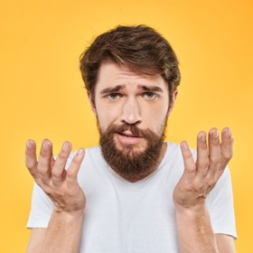 2. Jeho návyky se změnily! Býval přesný jako hodiny, teď ale dorazí na večeři klidně o hodinu později. V koupelně najednou tráví půl hodiny místo obvyklých pěti minut. A když mu někdo volá, vypne telefon s omluvou, že nechce být rušen z práce. Pokud se jeho návyky změnily, měl by se ve vaší hlavě rozblikat majáček.