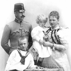 Karel se svými rodiči a bratrem.
