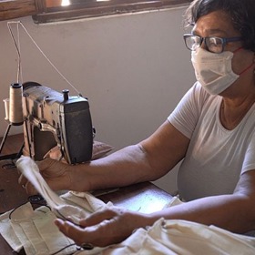 Eva se proto zapojila do charitativních akcí, které na jedné straně pomáhají ženám bez práce, na straně druhé pak přinášejí peníze mimo jiné na potravinové balíčky pro chudé. Na snímku paní Mavi šije charitativní roušky pro Evu.