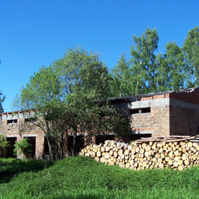 Původní budova převlékárny v pracovním táboře Rovnost.