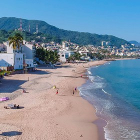 Žije v letovisku Puerto Vallarta, které je závislé na cestovním ruchu. Epidemie koronaviru zdejším životem velmi otřásla.