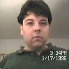 V devadesátých letech jí usiloval o život šílený stalker Ricardo Lopez.
