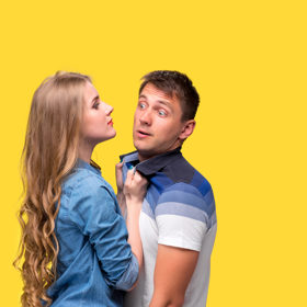 1: Podváděl v minulosti! Psychoterapeutka Tina B. Tessina, autorka knihy Money, Sex and Kid nedoporučuje vztah s někým, o kom víte, že už podvedl. A je jedno, že s vámi. I když se stanete jeho ženou, role se promění a budete to vy, komu zahne. „Lidé, kteří mají pocit, že si mohou nárokovat sex kdykoliv, si vždy najdou racionální odůvodnění nevěry a budou v ní pokračovat."