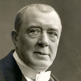 Jejím dědečkem byl známý herec Vendelín Budil.
