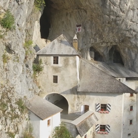 Hrad Predjama je s okolním světem spojen jeskynními chodbami.
