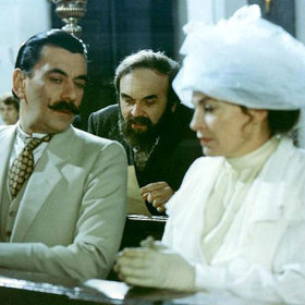 Ve filmu se objevují významné historické postavy. Třeba Vrchlický, Křižík, či Myslbek. 
