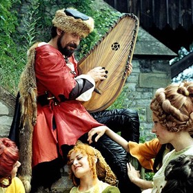 Natáčení na Karlštejně zdržovali zbloudilí turisté, kteří se občas nechtíc dostali do záběru.