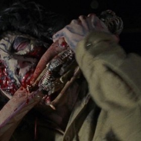 ...musíme jednat. Jako první použijeme kandahárskou dýku. Když vám ji náhodou démon vezme, ukousne si ruku. Magická čepel ho velmi pálí.